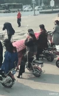 王菲|李嫣为妈妈王菲画油画，母女俩温馨同框，互动画面惹人泪目