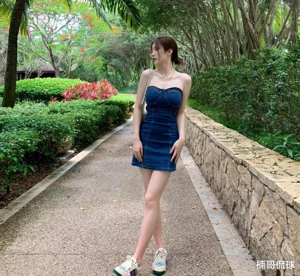 社交平台|高诗岩张镇麟二人女友毕业合影！一人低调专注事业，一人成为美妆博主