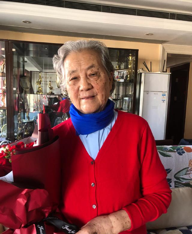 张勇手|近90岁影坛伉俪张良王静珠晒新照，与网友互动惊闻张勇手妻子去世