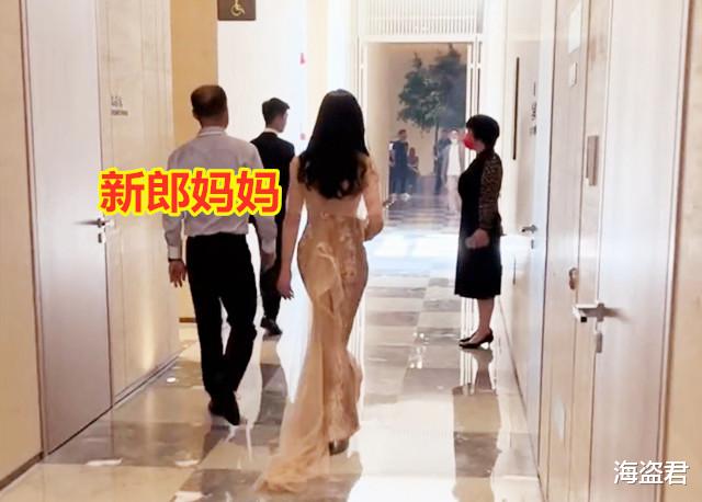 婆婆穿粉色紧身礼服,婚礼上和儿子双手紧握,网友:抢了儿媳风头