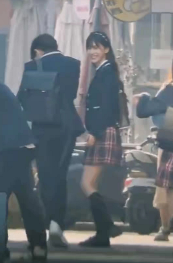 任嘉伦|辣妈Baby扮高中生上瘾?新路透剪齐刘海美成校花,任嘉伦校服装超帅