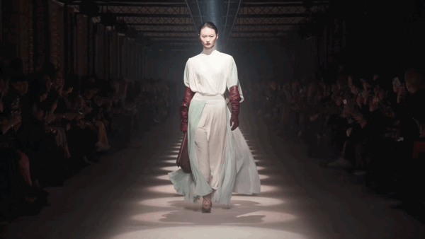 中国超模|撑破礼服的卡戴珊,也没能抢走这位中国超模的风头!真叫人羡慕