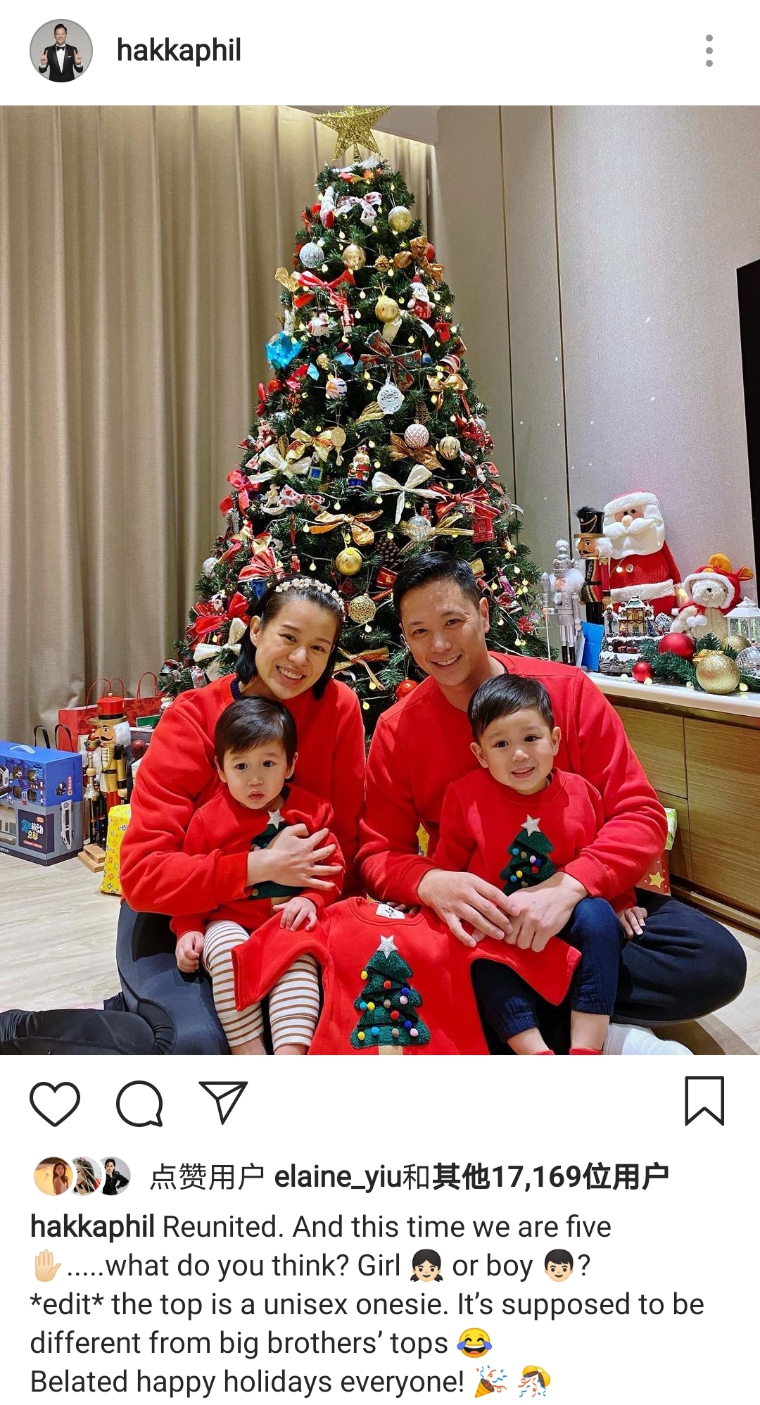 胡杏儿|胡杏儿晒全家福，连续多年在同一棵圣诞树前合影，三兄弟手牵手超有爱