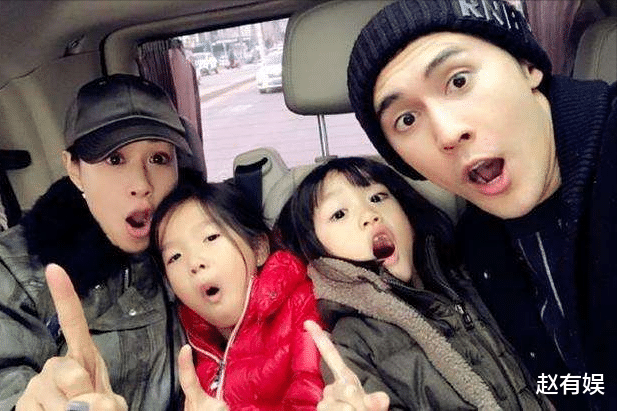 钟丽缇|51岁钟丽缇为爱备孕,小12岁丈夫机场趴肚细听,疑似四胎是男娃