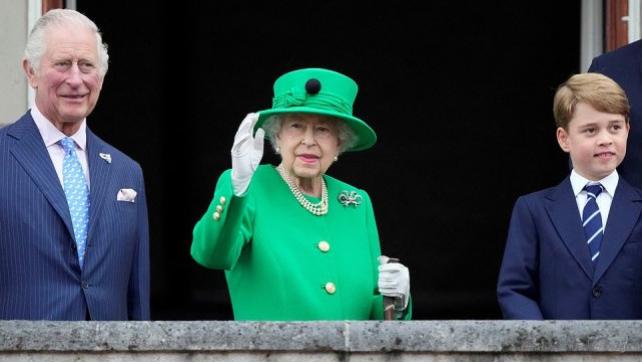 96岁英国女王重现宫殿阳台，拄着拐杖仍霸气，看8岁乔治满脸疼爱