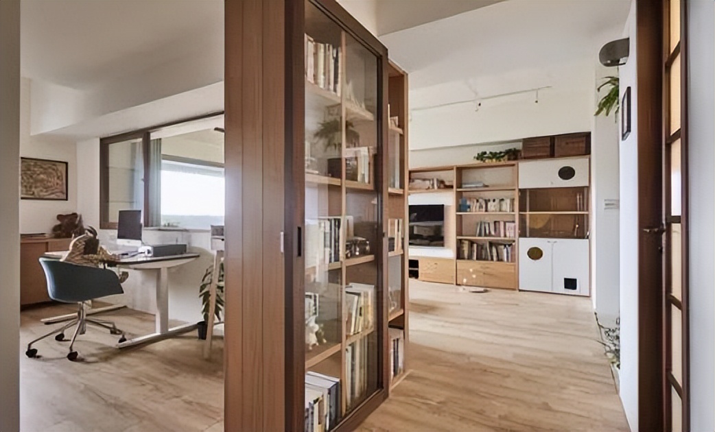 砌墙隔断多此一举，装个柜子就能代替，隔断和收纳都能兼顾