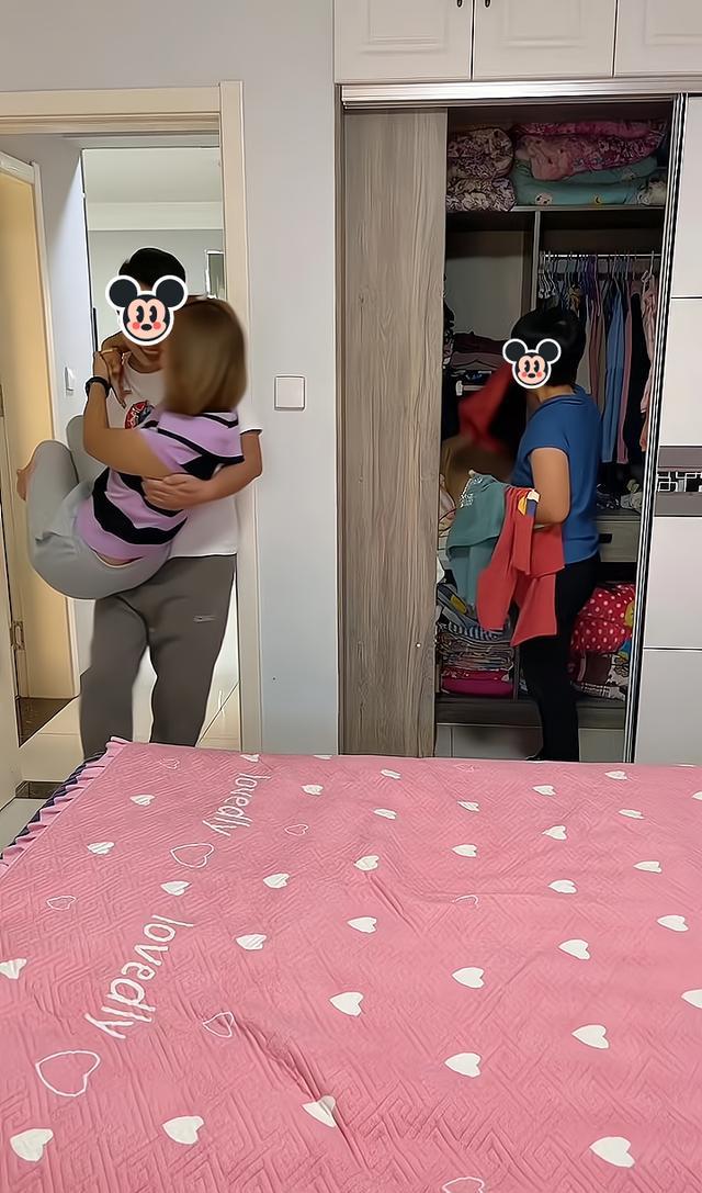 一女子腿脚不便,丈夫抱她回卧室,正在整理衣物的母亲捂住眼睛