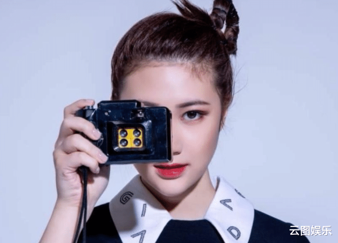 张兆辉|张兆辉女儿出道当模特，17岁五官精致星味十足，国外留学成绩优异