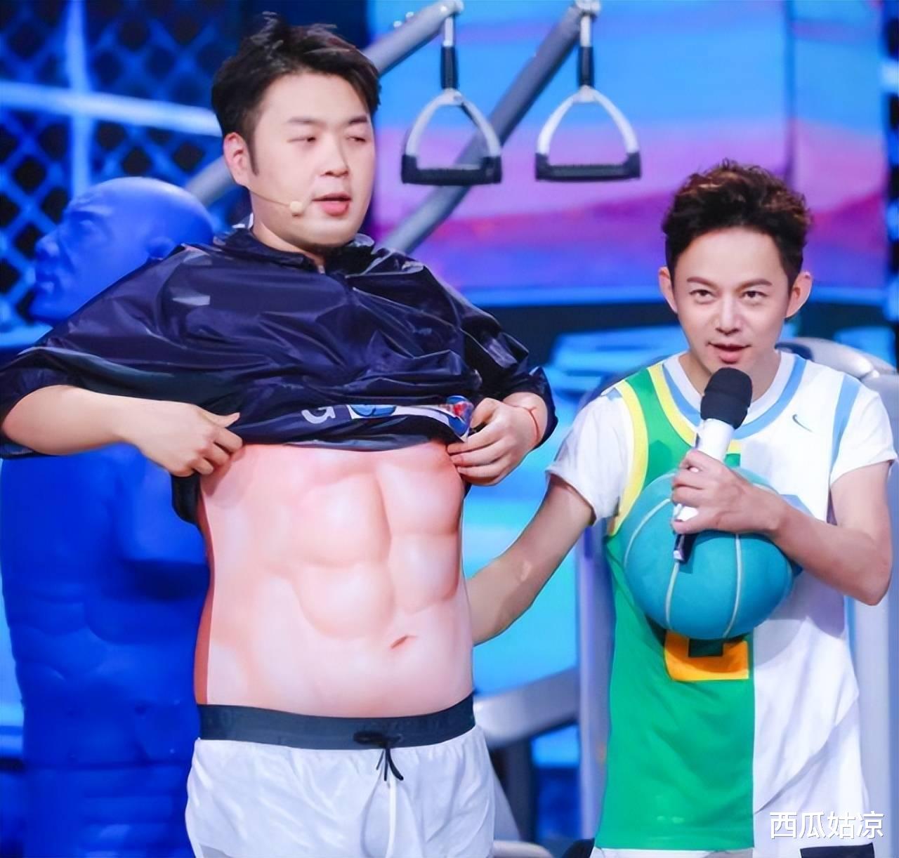 杜海涛|杜海涛素颜露面,瘦到脱相认不出,网友指他老得像身旁亲妈同龄人