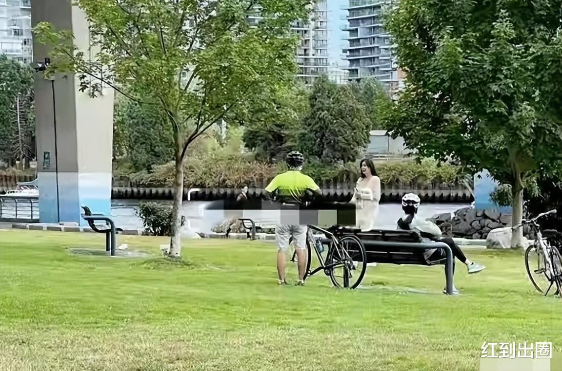 王祖贤|55岁王祖贤在国外吃火锅被拍，脸部泛红山根突出，用手擦嘴不嫌脏