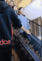 结婚时请了3个伴娘，发现这婚可能结早了...总要给别人留点机会啊