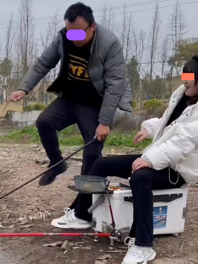 男子得知妻子不上班也不带孩子,跑去钓鱼,把妻子的鱼竿踩断