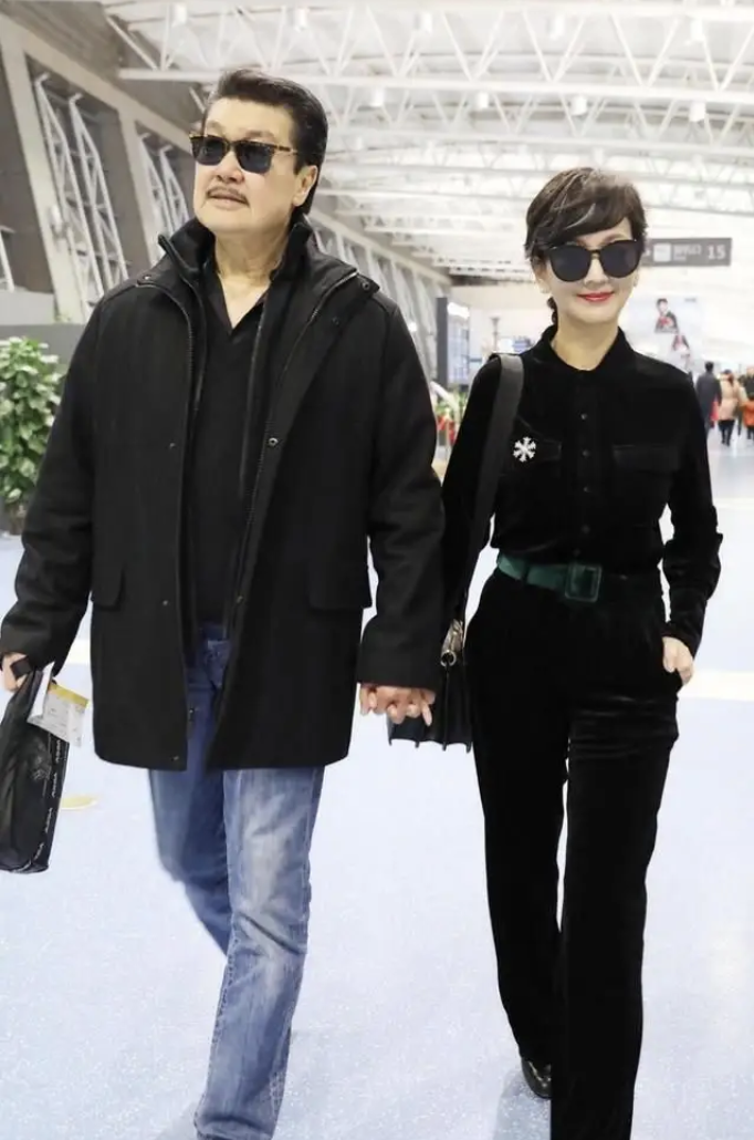 蔡少芬|赵雅芝晒69岁庆生照,被35岁小儿子亲吻脸颊,母子同框像姐弟