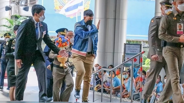 姐姐|提帮功新照！一身现代装去探望帕公主元气满满，戴口罩也难掩帅气