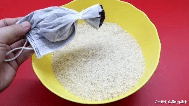 才知道，原来保存大米如此简单，放1年不发霉不长虫，太管用了