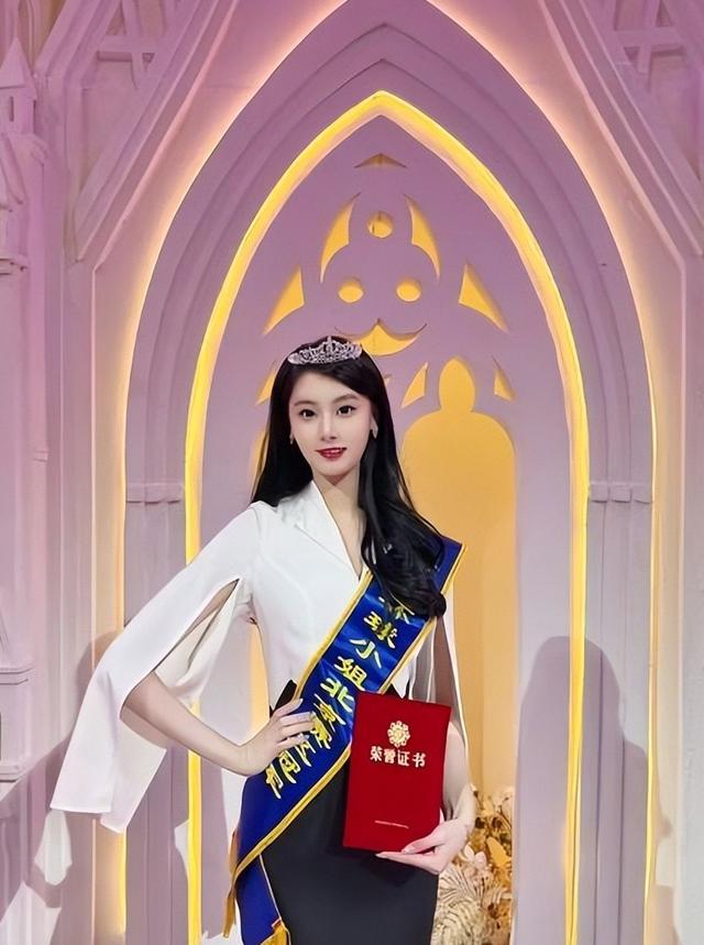 孙铭徽|不甘心！孙铭徽与21岁环球小姐暧昧互动，直言：你是我的小心肝