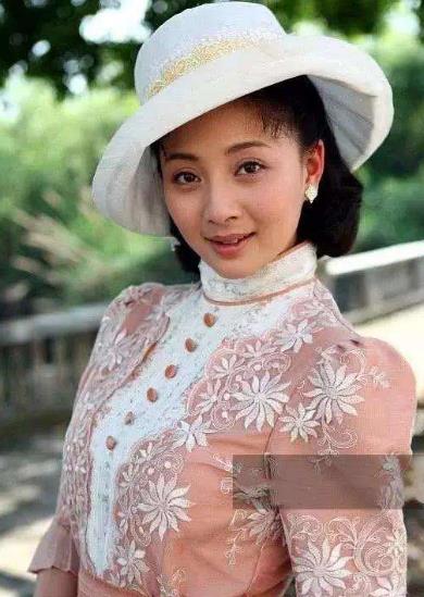 殷桃|演员殷桃：41岁为何孤身一人？看她的人生经历，一般人还真不敢去