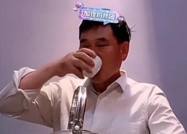 朱之文|大衣哥带儿子去五星级酒店吃饭，朱小伟紧盯桌上菜，网友：丢人