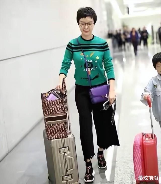 金巧巧生日大咖云集，针织裙配短发朴素低调，一点没有贵妇气质