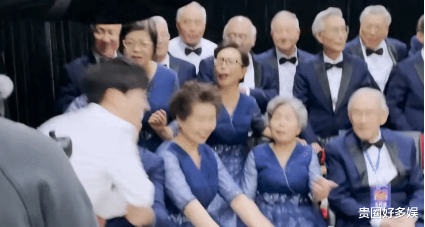 周深|周深太不容易了，长辈们合影太热情，还好他能够保持初心面对众人