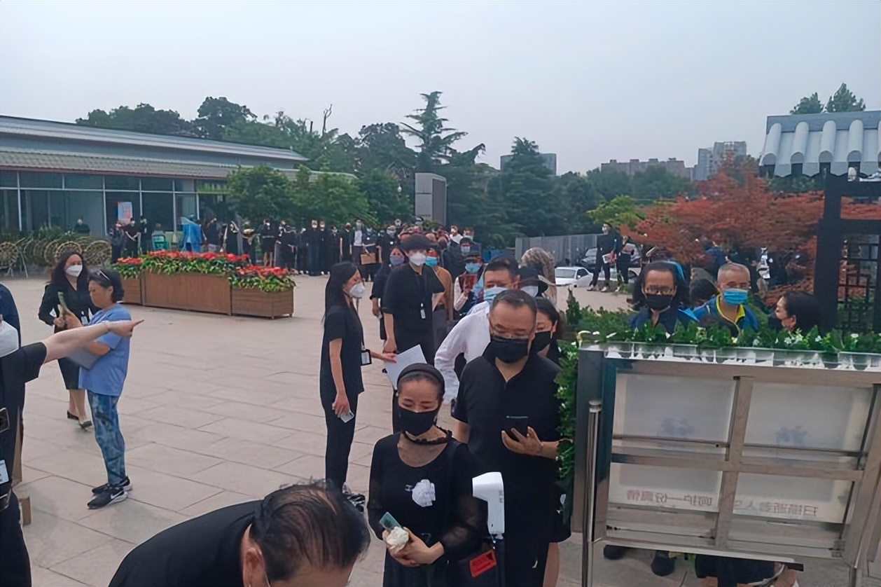 乔羽|谷建芬现身乔羽追悼会!身形巍颤手写离别信,市民排长队纷纷悼念