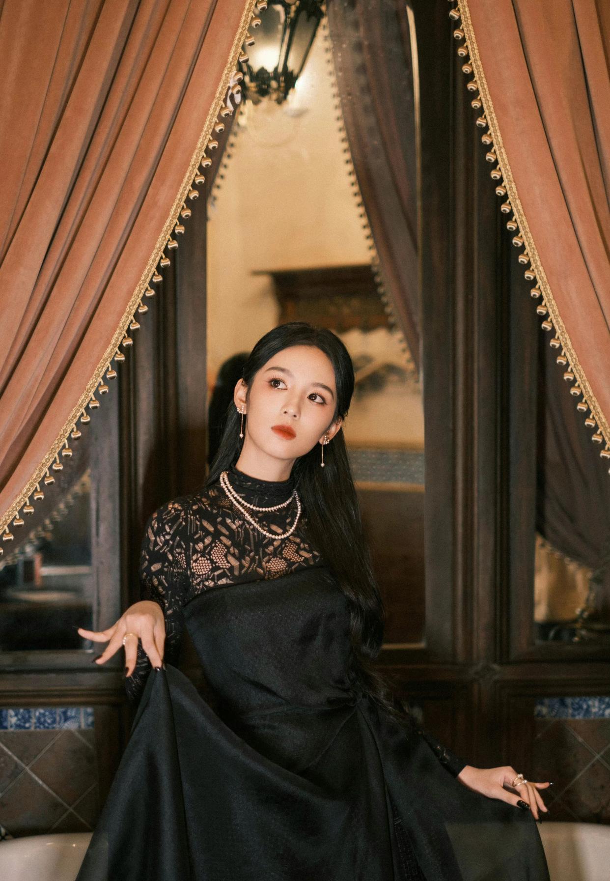 古力娜扎|男帅女美名利场！一众女星花式秀腿满屏美色，和颂开会似豪门碎嘴