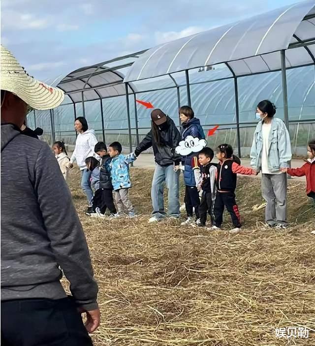 Angelababy|杨颖一个月2次被曝光陪伴小海绵，标准的好妈妈，网友：比杨幂强！