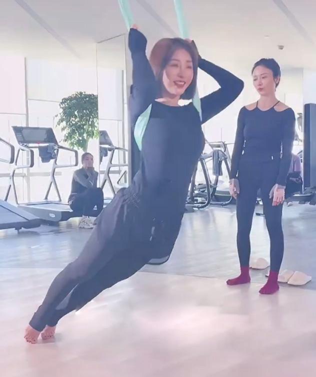 柳岩|柳岩在剧组健身，穿黑色瑜伽服平平无奇，焦点都在女教练的身上