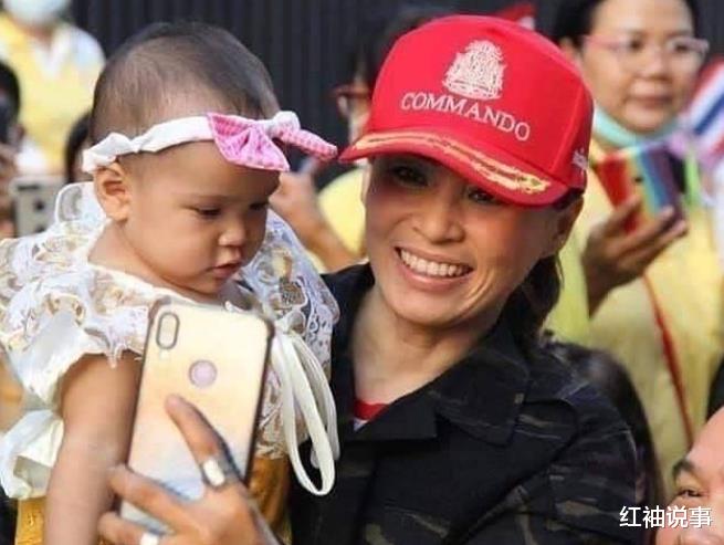 苏提达|苏提达王后心酸时刻：7岁儿子泰王不承认，母爱只能给粉丝孩子