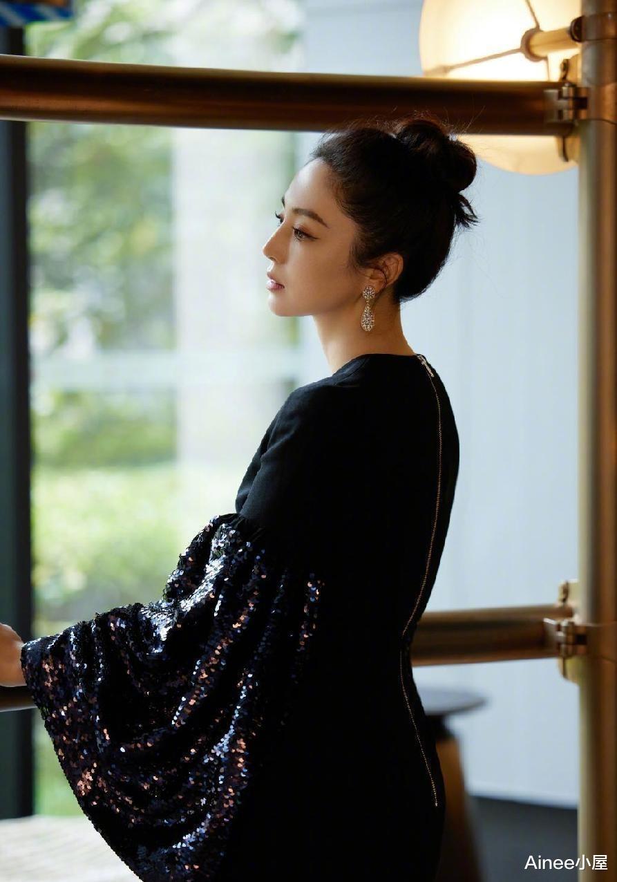 董璇|佟丽娅董璇“撞脸”,气质也挺显的,但穿裙子眼光不同看出特色