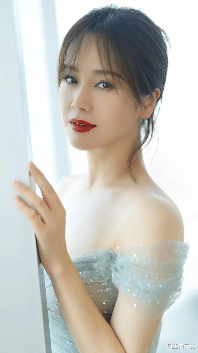 左小青|左小青，气质迷人，丰满身材，成熟女人之美