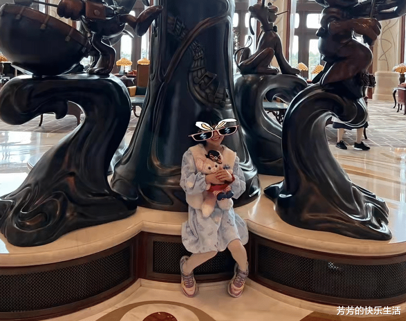 伊能静|伊能静带女儿米粒游迪士尼,母女同框太美了,像是一对姐妹花