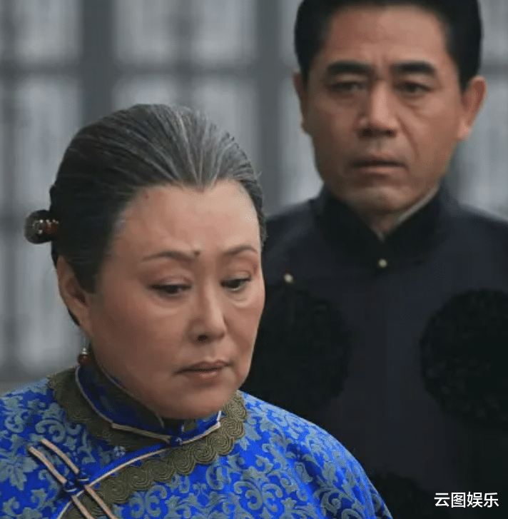 斯琴高娃|老戏骨斯琴高娃丧夫后罕露面，头发花白发际线飙升，72岁独居国外