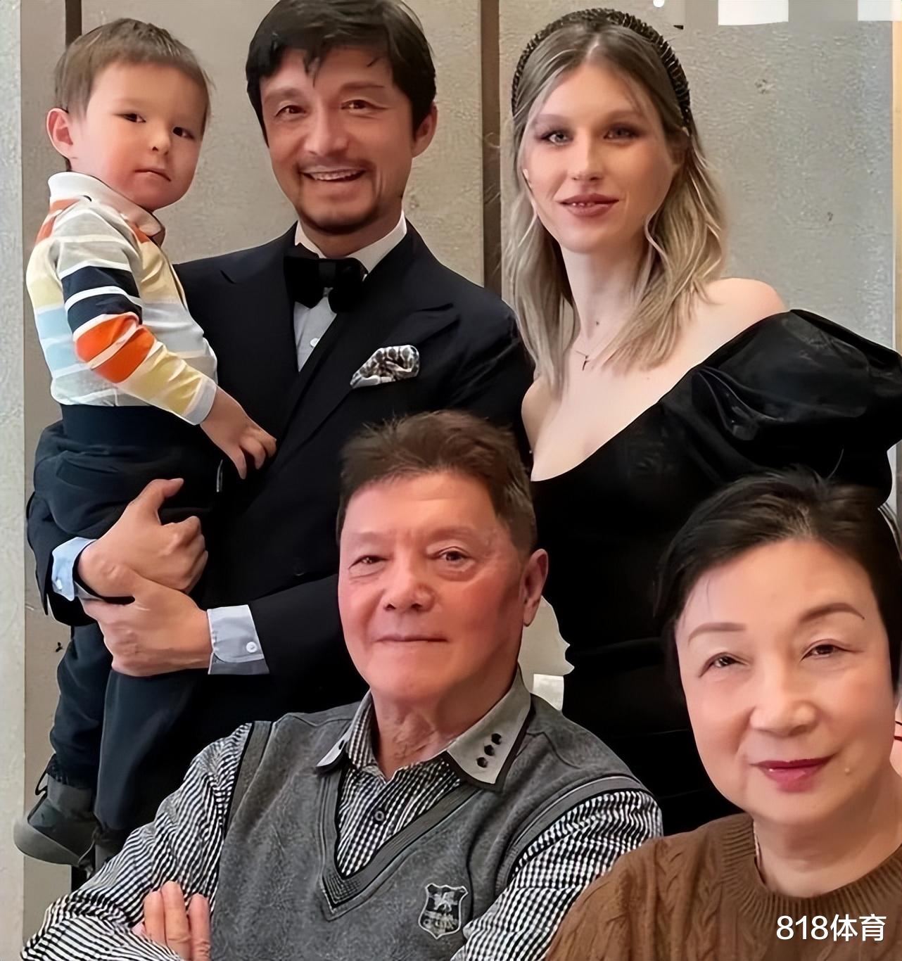 台剧|人生赢家! 47岁谢晖娶小16岁俄超模, 4岁混血儿子写毛笔字有模有样