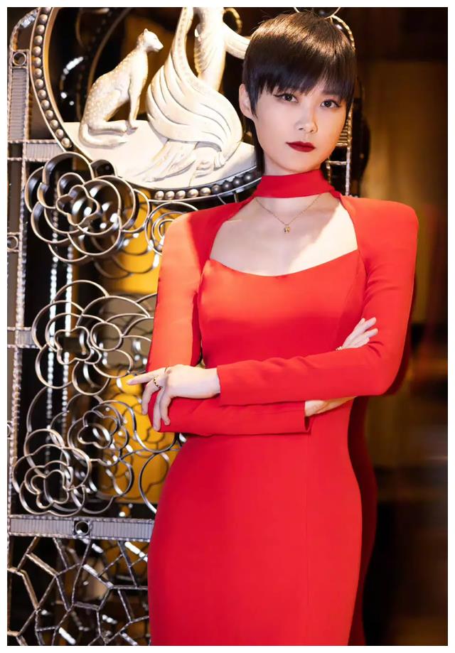 倪妮的香肩，许晴的梨涡，李小冉的美胸，这些中年成熟女星迷死人