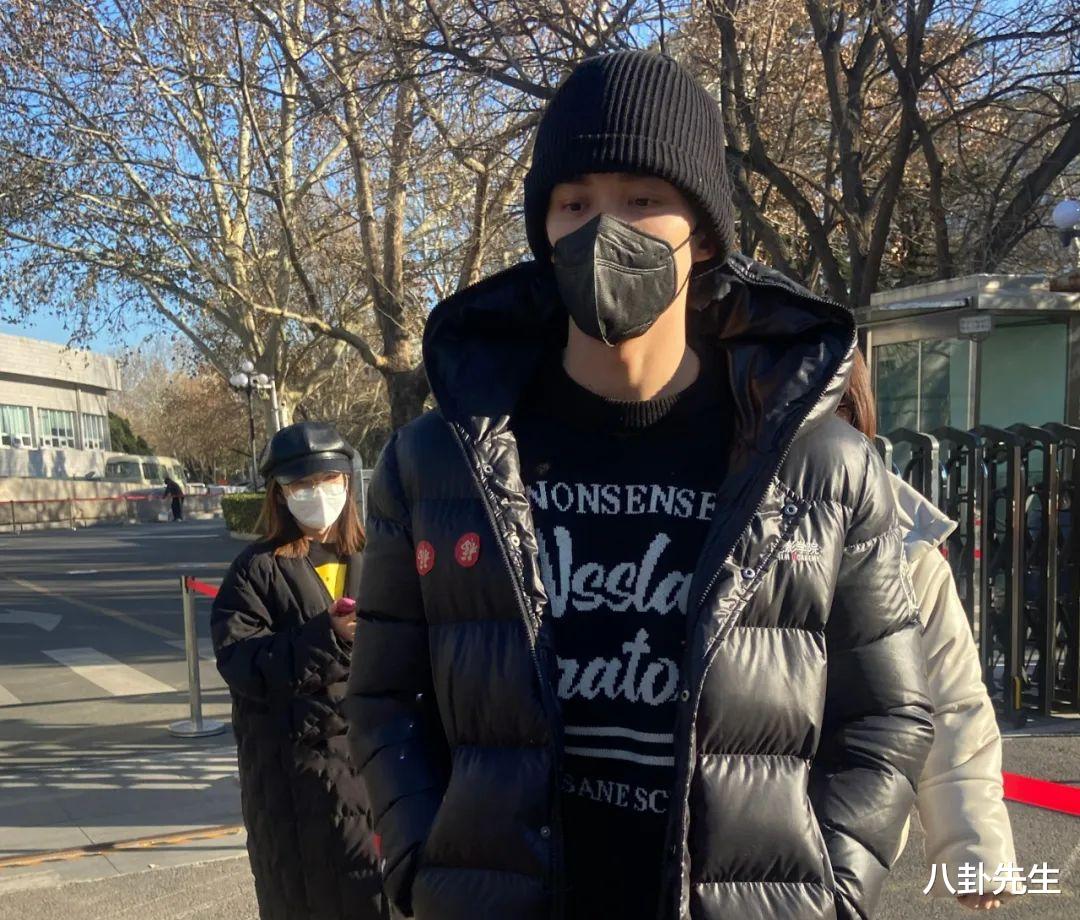 春晚|众星参加春晚彩排：秦海璐提23万名牌包，吴磊的毛衣价格很接地气