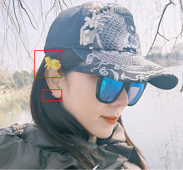 粉色|央视李思思河边踏春！戴金耳环别鲜花太娇美，裹黑棉袄打扮低调