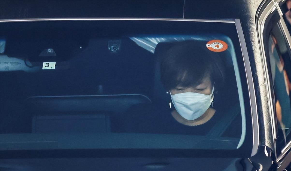 |安倍晋三灵堂照曝光，穿白衬衫笑容灿烂，天皇夫妇也公开悼念