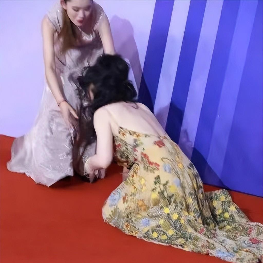 假摔|假摔，衣服滑落，红毯钉子户：明星走红毯尴尬瞬间，既搞笑又心酸