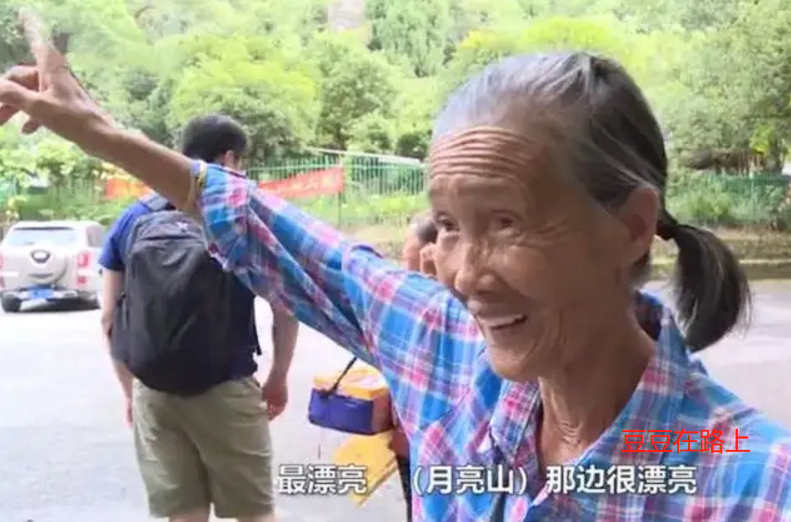 七旬奶奶景区卖水 自学11国语言