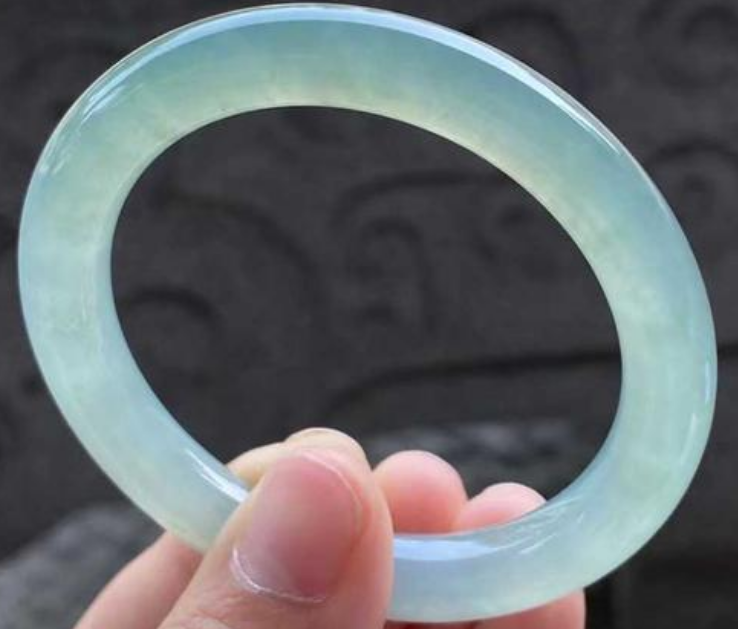 翡翠手镯|一块翡翠手镯，拥有着四代人的记忆，是传承还是回忆录