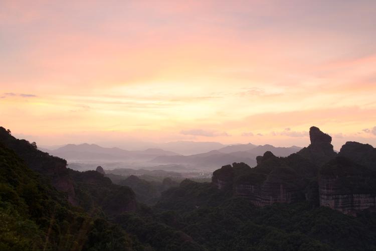 卫生间柜子上面放个置物柜,解决马桶上面的收纳问题