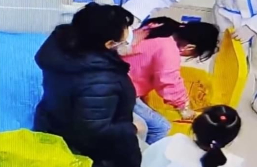 8岁妹妹误将家中的火碱当成冰糖,冲水端给了10岁的姐姐喝
