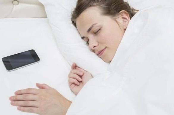 睡觉时手机放枕边有辐射？手机总不离身，要承担什么后果？