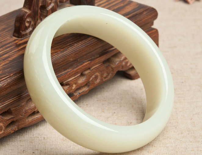 翡翠手镯|翡翠手镯文化深厚，古往今来，为什么翡翠手镯会受到那么多人喜欢