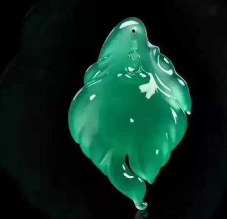 雕刻|翡翠的雕刻要求很高，要充分展现翡翠的魅力，还有赋予它内涵