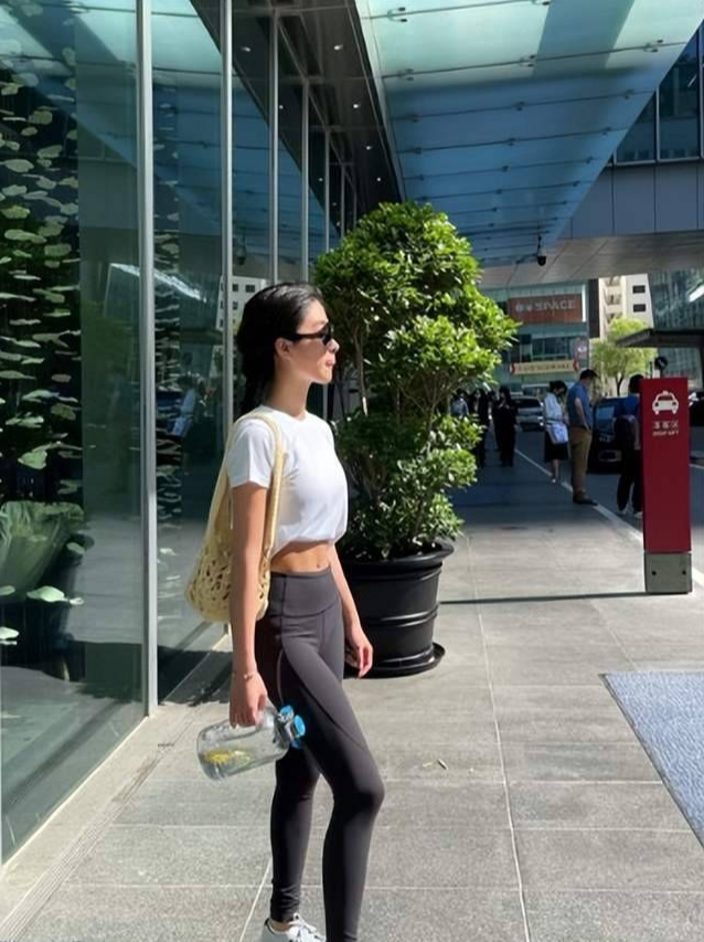 杨采钰|杨采钰深夜在街上玩滑板!穿紧身吊带太性感