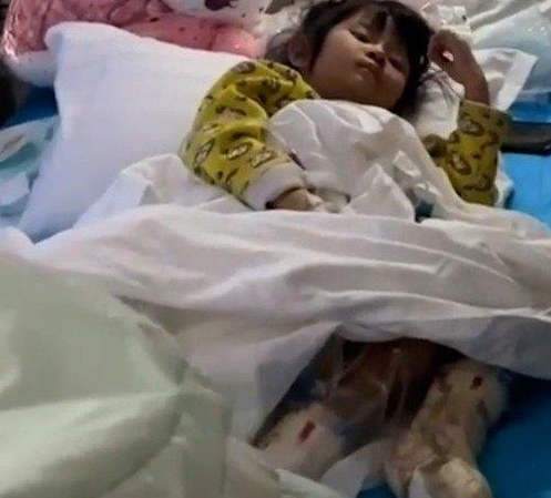 4岁女孩被虐待 爷爷发声后妈很凶 孩子她爹都吃不消