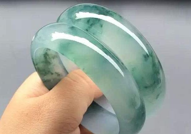 翡翠|高昂或者低廉的翡翠都有人购买，任何一个品种，都有喜爱它的人群