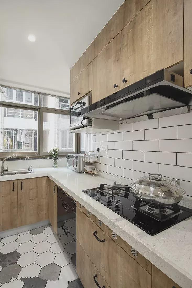 厨房台面你家一般选哪种？千万别选这种，用不到几年就要换！